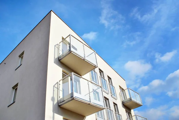 Современные жилые дома в солнечный день с голубым небом. Фасад современного многоквартирного дома — стоковое фото