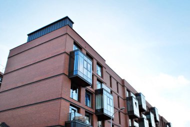 Güneşli bir günde, mavi gökyüzü olan modern apartmanlar..