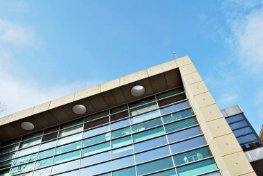 Modern bina. Camdan yapılmış modern ofis binası.