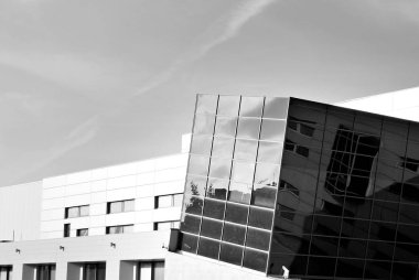 Modern bina. Modern ofis binası ile cam cephe. Siyah ve beyaz.