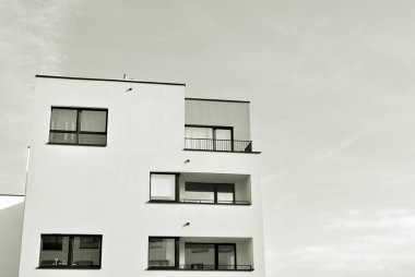 Modern apartman binası. siyah ve beyaz.