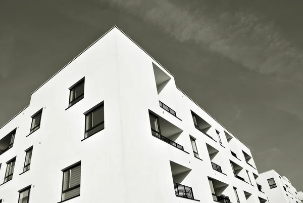 Moderno edificio de apartamentos. blanco y negro. —  Fotos de Stock