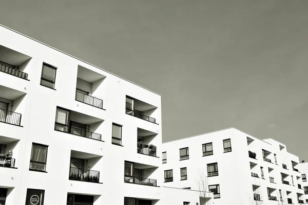 Modernes Mehrfamilienhaus. schwarz-weiß. — Stockfoto