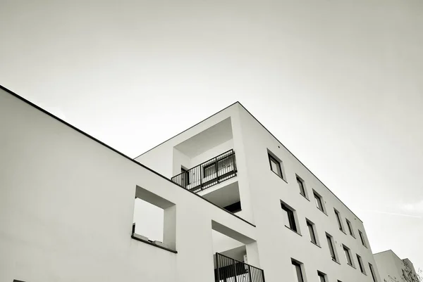 Moderno condominio. bianco e nero. — Foto Stock