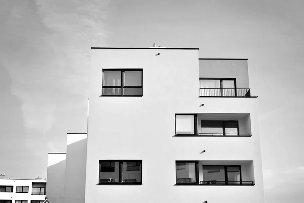 Modernes Mehrfamilienhaus. schwarz-weiß. — Stockfoto