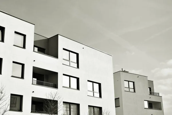 Современный жилой дом. черный и белый. — стоковое фото
