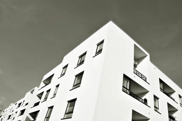 近代的なアパートの建物。黒と白. — ストック写真