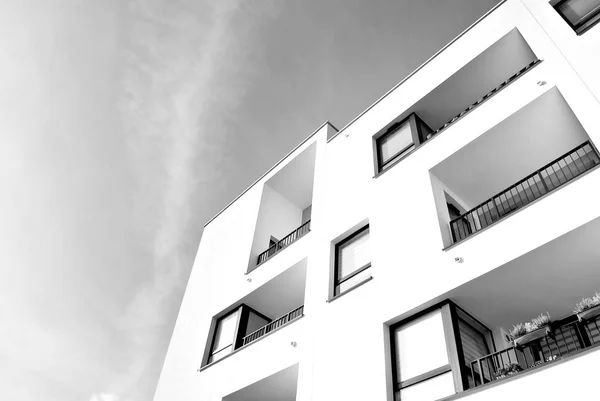 Modern lägenhetsbyggnad. svart och vitt. — Stockfoto