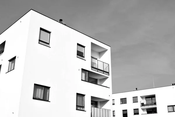 现代公寓楼。黑人和白人. — 图库照片