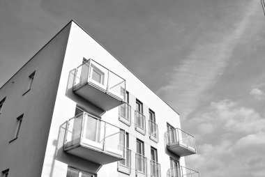 Modern apartman binası. siyah ve beyaz.