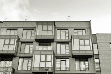 Modern apartman binası. siyah ve beyaz.