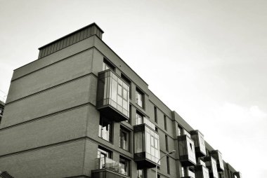 Modern apartman binası. siyah ve beyaz.