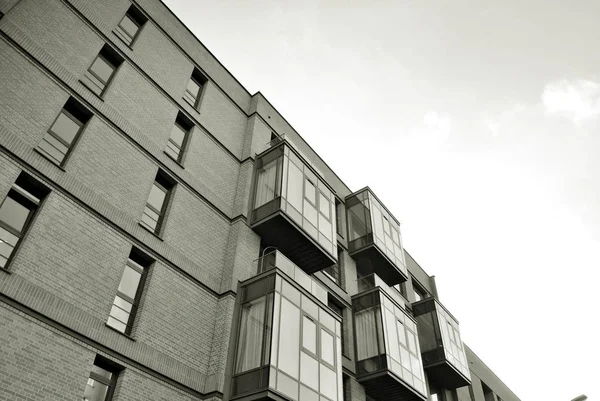 Modern apartment building.  Black and white. — Stock Photo, Image