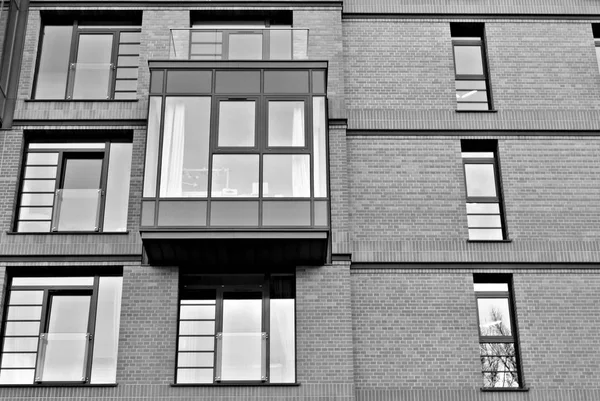 Moderno edificio de apartamentos. blanco y negro. — Foto de Stock