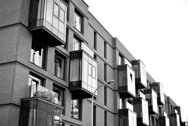 Modern appartementencomplex. zwart-wit. — Stockfoto