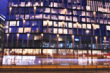 Gece bokeh ışık şehir ofis binası, arka plan bulanık