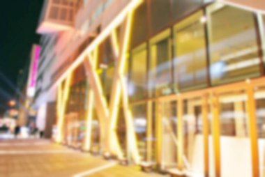 Gece mimari gökdelenler cam cephe ile bulanık. Modern binalar