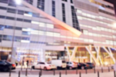 Gece mimari gökdelenler cam cephe ile bulanık. Modern binalar