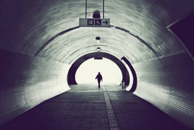 adam yeraltından gidiyor 