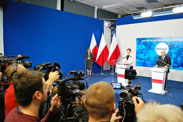 Líder del partido gobernante Ley y Justicia, Kaczynski, derecha, y el primer ministro polaco Szydlo — Foto de Stock