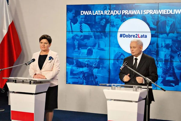 Líder do partido no poder Lei e Justiça, Kaczynski, direita e primeiro-ministro polonês Szydlo — Fotografia de Stock