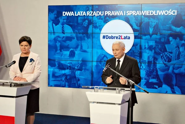 Líder do partido no poder Lei e Justiça, Kaczynski, direita e primeiro-ministro polonês Szydlo — Fotografia de Stock