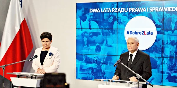 Líder do partido no poder Lei e Justiça, Kaczynski, direita e primeiro-ministro polonês Szydlo — Fotografia de Stock