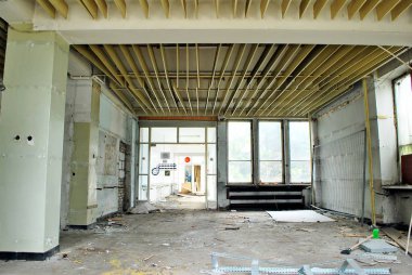  Bir harap binanın iç