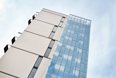 Güneşli bir günde, mavi gökyüzü olan modern apartmanlar.. 