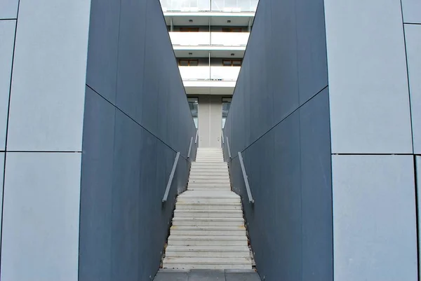 Σύγχρονη σκάλες από μπετό — Φωτογραφία Αρχείου