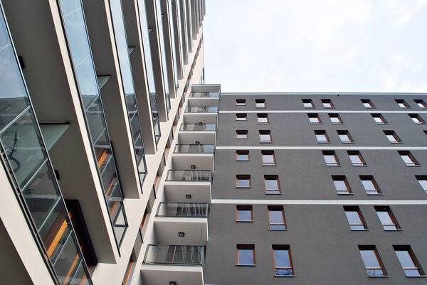 Современные многоквартирные дома в солнечный день с голубым небом. 