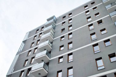 Güneşli bir günde, mavi gökyüzü olan modern apartmanlar.. 
