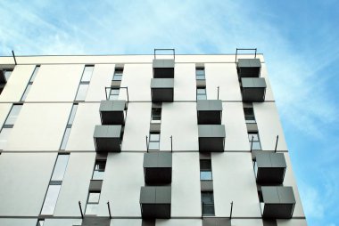 Güneşli bir günde, mavi gökyüzü olan modern apartmanlar.. 