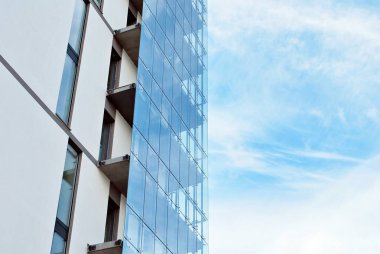 Güneşli bir günde, mavi gökyüzü olan modern apartmanlar.. 