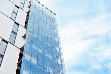 Güneşli bir günde, mavi gökyüzü olan modern apartmanlar.. 