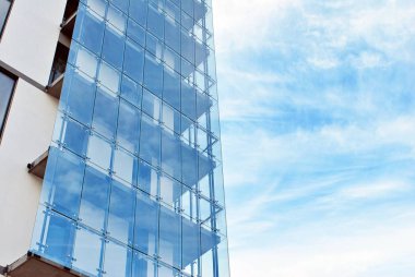 Güneşli bir günde, mavi gökyüzü olan modern apartmanlar.. 