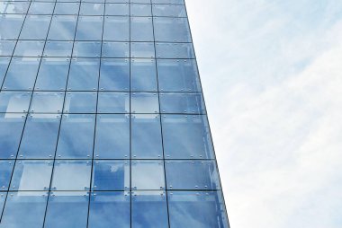 Güneşli bir günde, mavi gökyüzü olan modern apartmanlar.. 