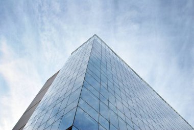 Güneşli bir günde, mavi gökyüzü olan modern apartmanlar.. 