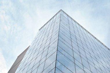 Güneşli bir günde, mavi gökyüzü olan modern apartmanlar.. 