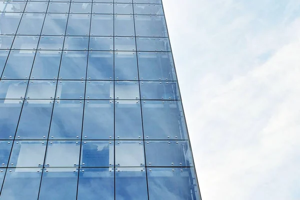 Modernos edificios de apartamentos en un día soleado con un cielo azul. — Foto de Stock