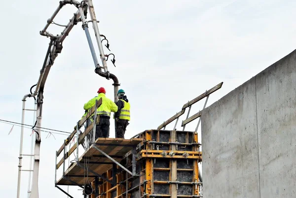 Trabajadores de la construcción en un andamio. — Foto de Stock