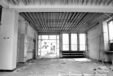 Bir harap binanın iç. Siyah ve beyaz.