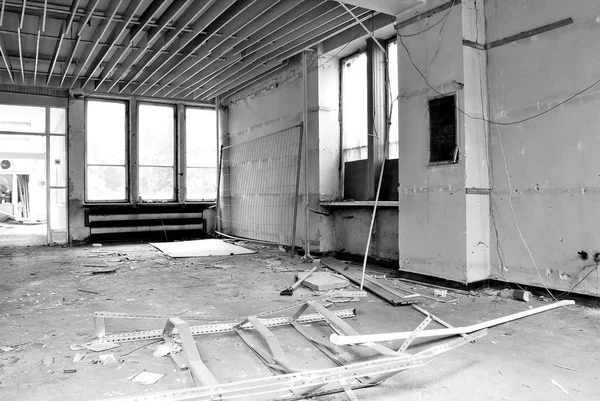 Bir harap binanın iç. Siyah ve beyaz.