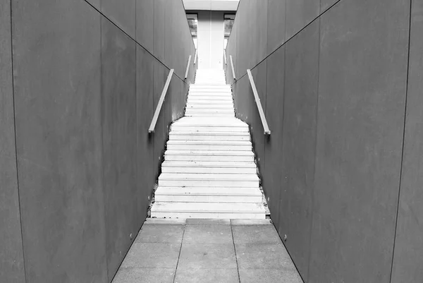 现代混凝土楼梯。黑色和白色. — 图库照片