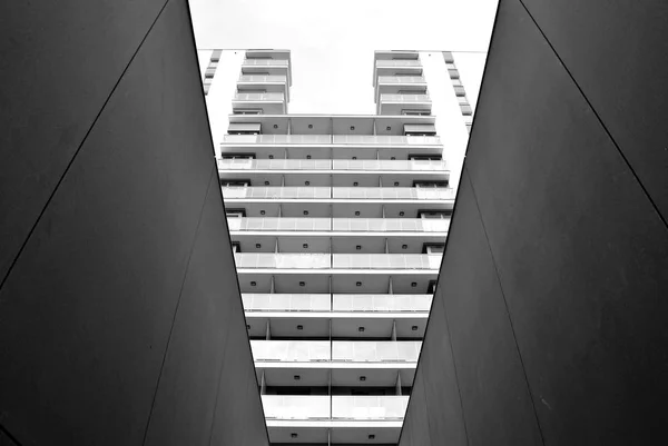 Modernes Mehrfamilienhaus. schwarz-weiß. — Stockfoto