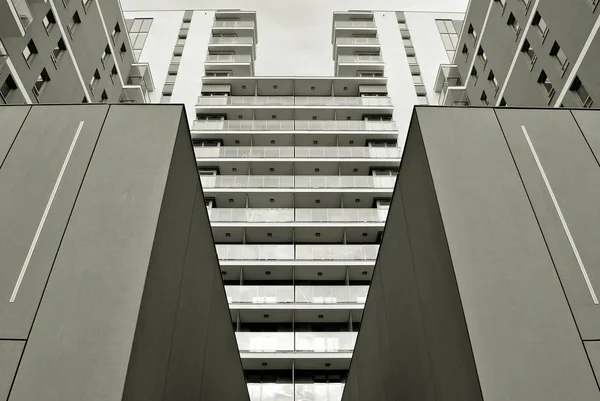 Edifício de apartamentos moderno. preto e branco. — Fotografia de Stock