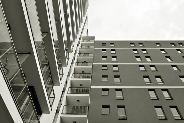 Edifício de apartamentos moderno. preto e branco. — Fotografia de Stock