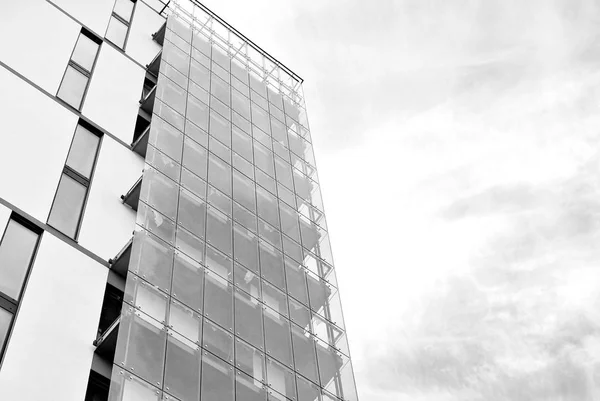 Edifício de apartamentos moderno. preto e branco. — Fotografia de Stock