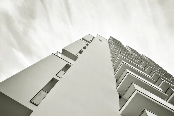 Edifício de apartamentos moderno. preto e branco. — Fotografia de Stock