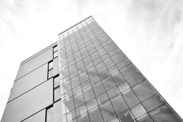 Moderno edificio de apartamentos. blanco y negro. — Foto de Stock